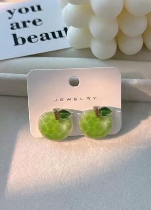 Модные пластиковые серьги гвоздики яблоко