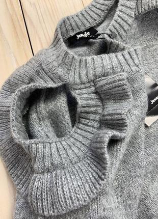 💙💛 серый мягкий вязаный свитер с вырезами по плечам jennyfer8 фото