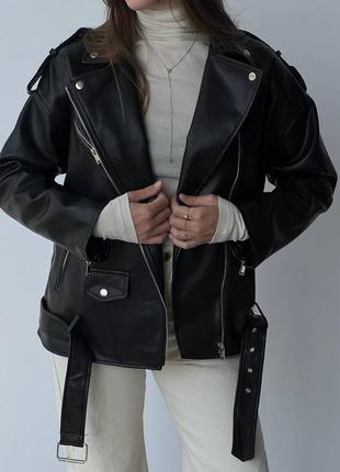 Стильна подовжена оверсайз косуха шкіряна куртка із екошкіри з поясом вільного прямого крою модна трендова