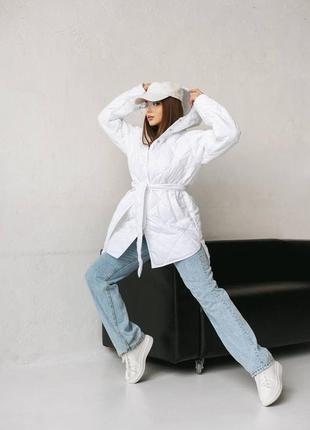 Куртка демисезонная стеганая удлиненная белая с капюшоном на кнопках4 фото