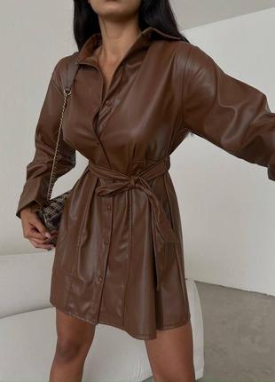 Кожаное мини платье-рубашка с поясом ⚜️ приталенное платье шоколад из эко-кожи3 фото