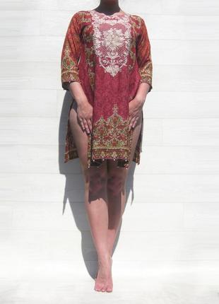 Этническое платье туника с вышивкой и узором с разрезами