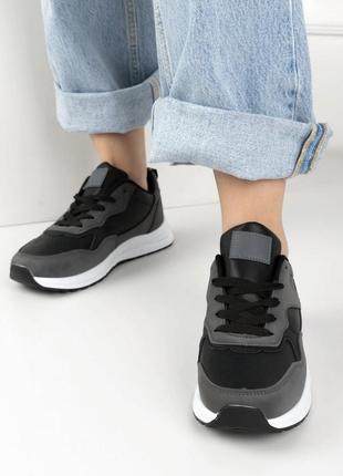 Чорні кросівки з білою підошвою3 фото