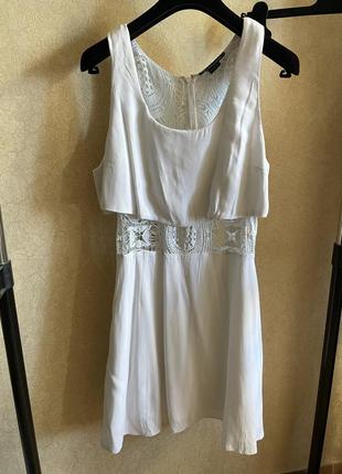 Белое платье с кружевом marciano by guess