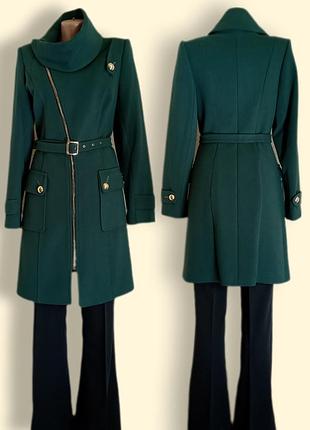 Стильное молодежное пальто изумрудного цвета.