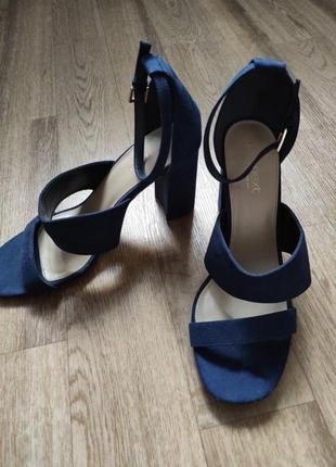 Женские темно-синие босоножки на удобном блочном каблуке next2 фото