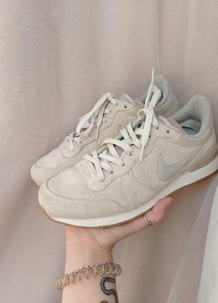 Женские кроссовки nike internationalist в светло-бежевом цвете.