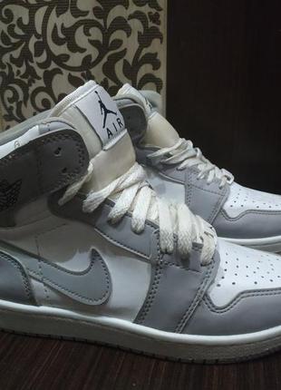 Женские кроссовки nike air jordan 1 серые