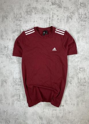 Изысканная бордовая футболка adidas из новой коллекции