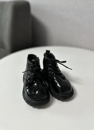 Лаковые ботинки