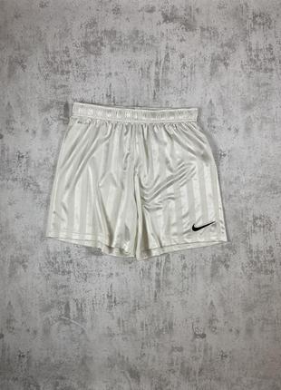 Спортивный комфорт: белые шорты nike dri-fit для лучшего отвода влаги1 фото