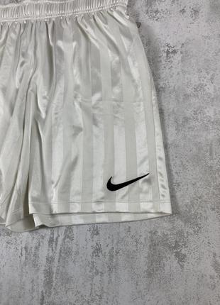 Спортивный комфорт: белые шорты nike dri-fit для лучшего отвода влаги2 фото