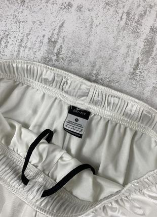 Спортивный комфорт: белые шорты nike dri-fit для лучшего отвода влаги3 фото