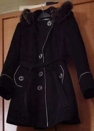 Пальто драповое, длинное, чёрное под пояс с белым кантом.1 фото