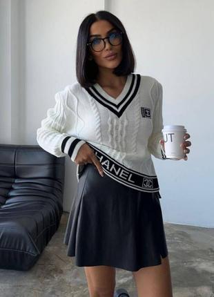 Стильный свитер преппи с брендовым лого укороченный кроп пуловер вязаная кофта с v образным вырезом горловины свитер в косы черный белый розовый