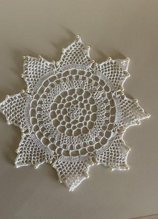 Салфетки вязаные крючком обшиты жемчужинами винтаж