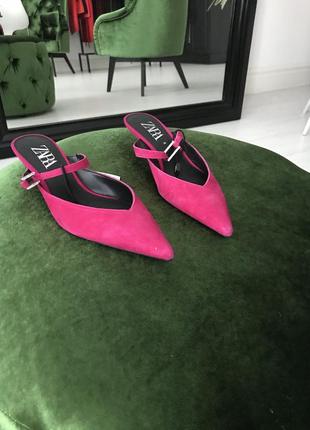 Zara замшевые туфли-мюли с пряжкой со стразами ,39/406 фото