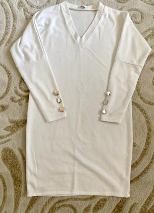 Стильна трикотажна сукня молочного кольору