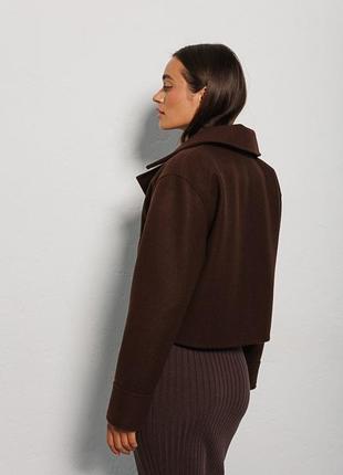 Укороченное женское пальто коричневое2 фото