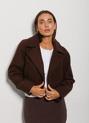 Укороченное женское пальто коричневое4 фото