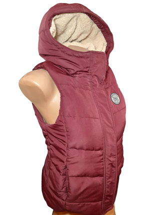 Женская теплая жилетка с капюшоном в идеальном состоянии