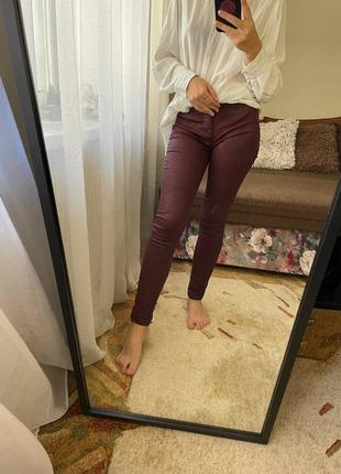 Оригінальні штани джинси бордові massimo dutti s блискучі під шкіру7 фото