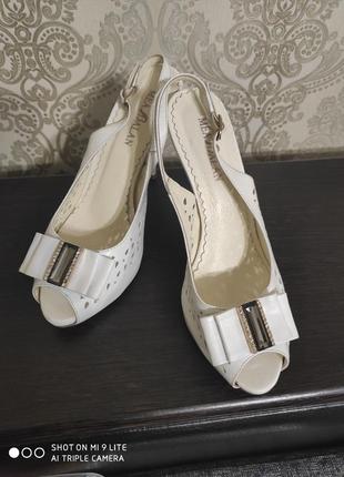 Шкіряні білі боссоножечки