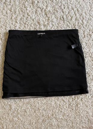 Короткая черная мини юбка в пайетках express8 фото