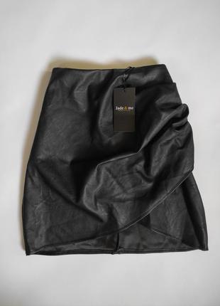 Мини короткая черная юбка из искусственной эко кожи с объемной сборкой и вырезом новая