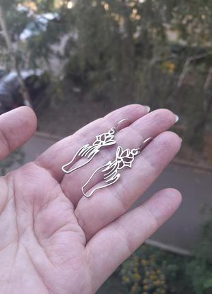 Стильні сережки із нержавіючої сталі "рука з квіткою"3 фото