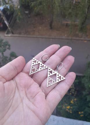 Стильные серьги из нержавеющей стали "треугольник"4 фото