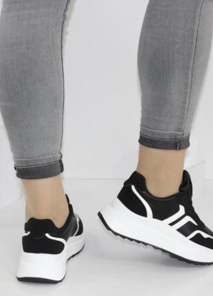 Черно-белые осенние кроссовки на шнурках4 фото