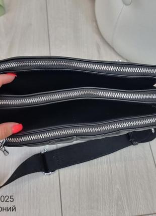 Качественная и трендовая женская сумка кросс боди с декором цепочкой на три отделения9 фото