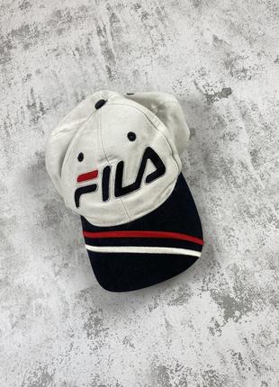 Белая кепка fila: воплощение стиля и комфорта.4 фото