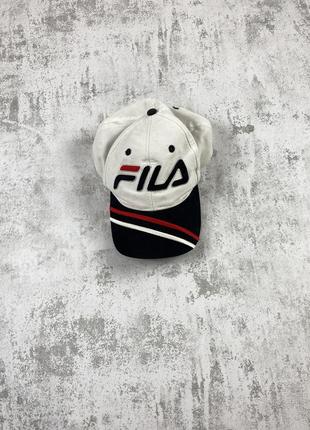 Белая кепка fila: воплощение стиля и комфорта.