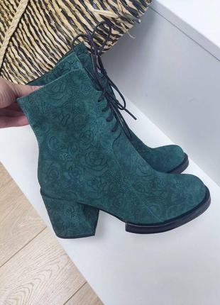 Эксклюзивные ботинки из итальянской кожи и замши женские на каблуках изумрудные зеленые2 фото