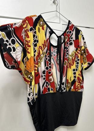 Яркая блуза с открытой спинкой