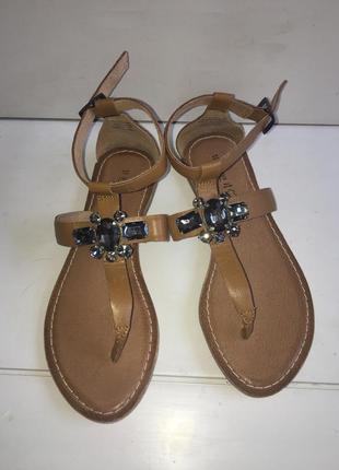 Кожаные босоножки с камнями р.37