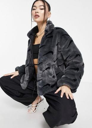 Куртка nike sportswear plush faux fur all over оригінал нова1 фото