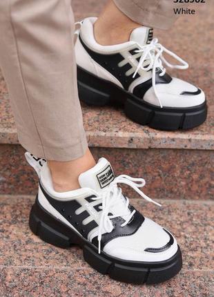 Кросівки жіночі