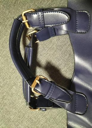 Стильная кожаная сумка темно синяя с металлическими шипами3 фото