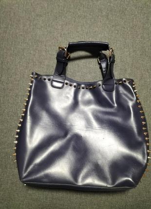 Стильная кожаная сумка темно синяя с металлическими шипами