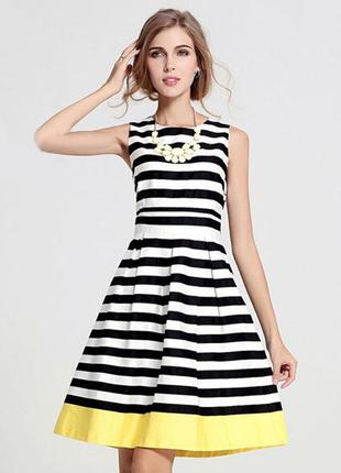 Сукня в чорно-білу смужку