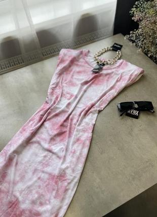 Розовое тай-дай платье с подплечниками и карманчиками от nasty gal