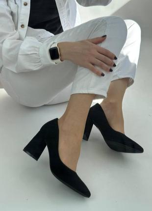 Туфлі жіночі замшеві на стійкому підборі у чорному кольорі 🖤