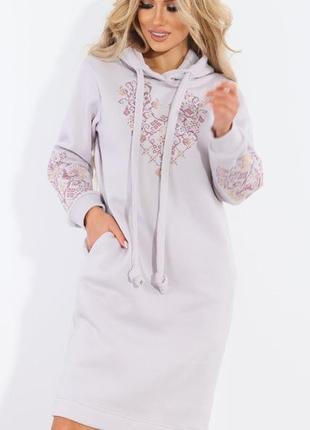 Платье миди прямого силуета с капюшоном рукав длинный манжет спереди и на рукаве вышывка по бокам карманы ткань трехнить на флисе