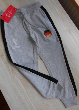 Нові щільні спортивні штани на флісі fifa німеччина,р.122-128см., маломірять на 116-122, див.заміри1 фото