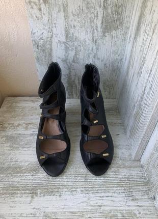 Босоніжки andre