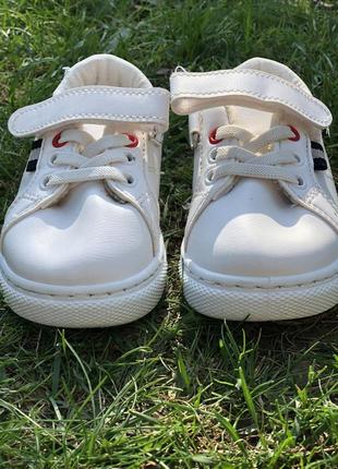 Білі кросівки2 фото
