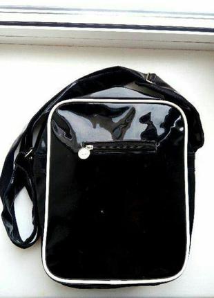 Лакированная черная сумка converse.2 фото